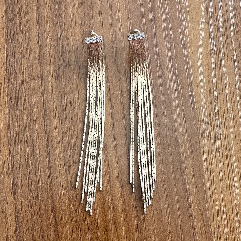 Elegant Gold Tassel Earrings 🌺